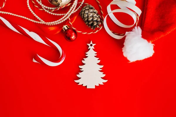 Dekoráció Karácsonyi Elemek Körül Vörös Alapon Egy Karácsonyfa Formájában Hely — Stock Fotó