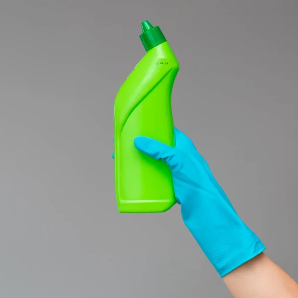 Tangan Sarung Tangan Karet Memegang Botol Deterjen Pipa Pada Latar — Stok Foto