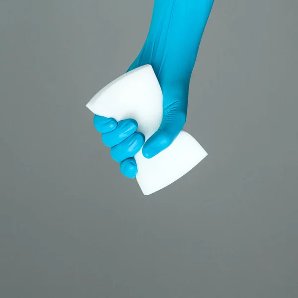 Hand Gummihandschuh Hält Farbwaschschwamm Auf Neutralem Hintergrund Das Konzept Des — Stockfoto