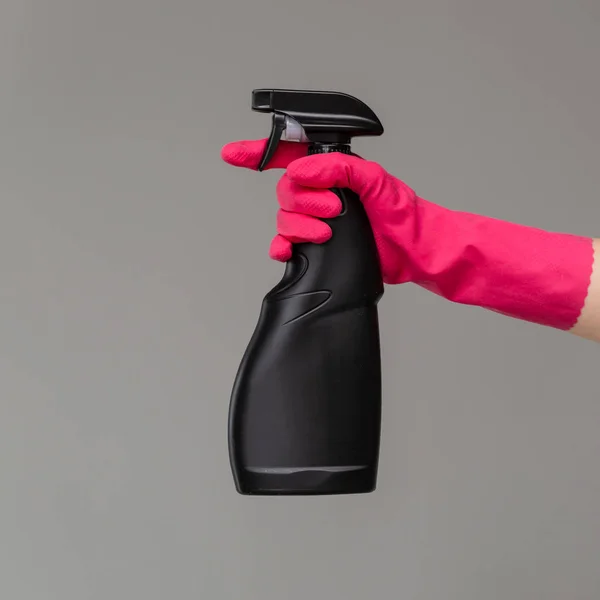 Hand Handske Håller Glaset Renare Sprayflaska Neutral Bakgrund Begreppet Ljusa — Stockfoto
