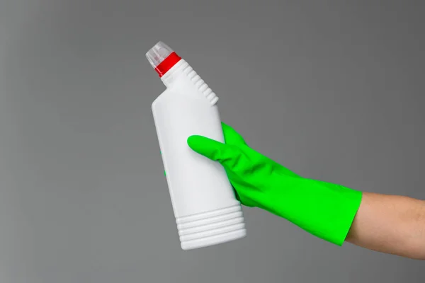 一只手在橡胶手套举行了一瓶管道洗涤剂在一个中立的背景 明亮的春天的概念 春季清洁 — 图库照片