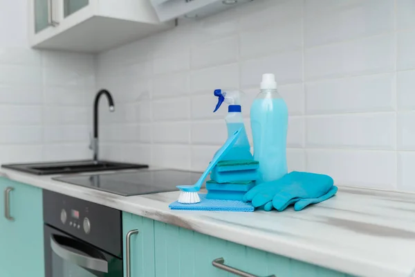 Conjunto Produtos Limpeza Azul Ferramentas Para Limpeza Está Mesa Cozinha — Fotografia de Stock