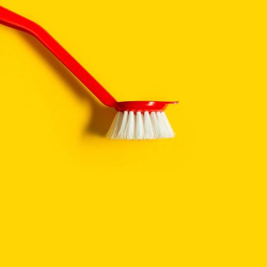 Parlak kırmızı fırça parlak sarı bir arka plan üzerinde yatıyor. Pop sanatı tarzında. Üstten görünüm. Kopya alanı.