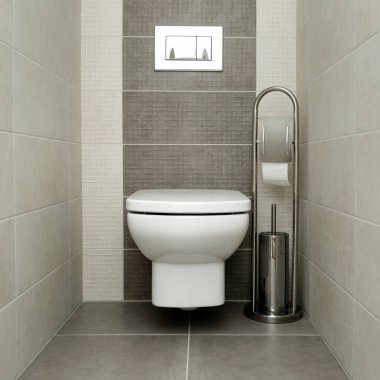 Kağıt tutucu ve tuvalet fırçası ile modern banyo beyaz klozet.