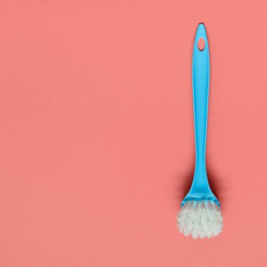 Soluk mavi fırça yaşayan yalan bulaşıkları yıkama için mercan arka plan. Pop sanatı tarzında. Üstten görünüm. Kopya alanı.