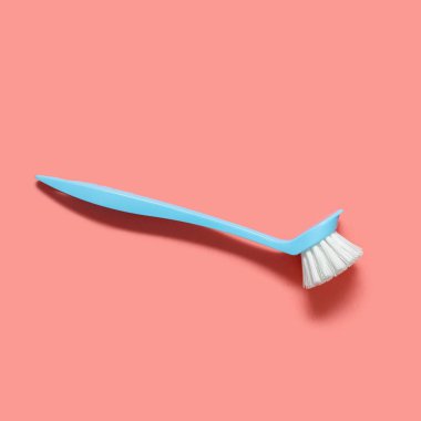 Soluk mavi fırça yaşayan yalan bulaşıkları yıkama için mercan arka plan. Pop sanatı tarzında. Üstten görünüm. Kopya alanı.