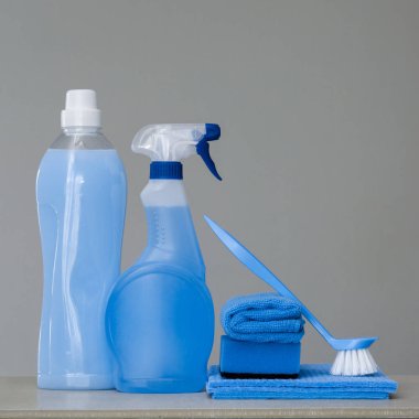 Mavi temizlik gri arka plan üzerinde ayarlayın. Temizlik araçları ve ürünleri. Kopya alanı.