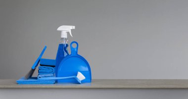 Temizleme Seti tarafsız zemin üzerine mavi: sprey deterjan, bulaşık yıkama fırçası, Toz bezleri, sünger, kepçe, süpürge. Kopya alanı.