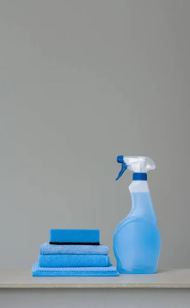 Limpeza Frasco Spray Azul Com Dispensador Plástico Esponja Pano Para — Fotografia de Stock