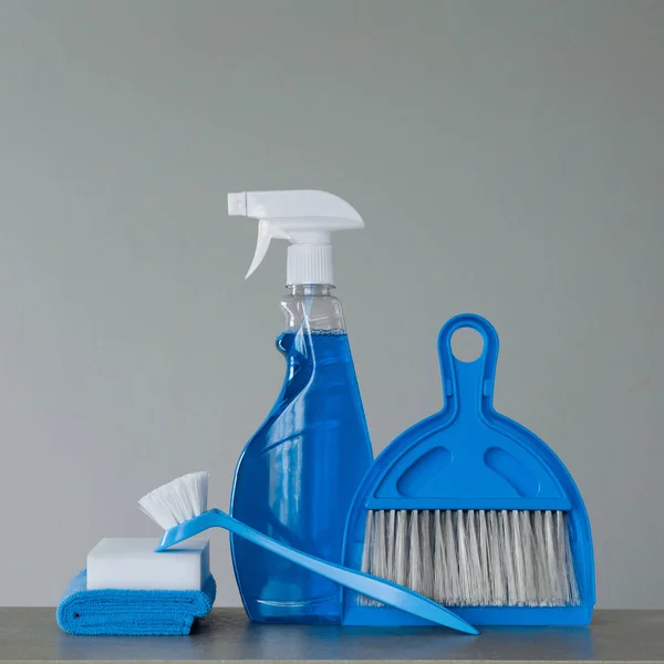 中性背景上的蓝色清洁套件 喷雾洗涤剂 洗碗刷 防尘布 勺子和扫帚 复制空间 — 图库照片