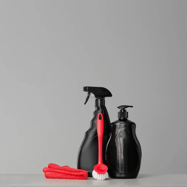 红色和黑色的工具和工具集用于清洁厨房 中立的背景 复制空间 — 图库照片