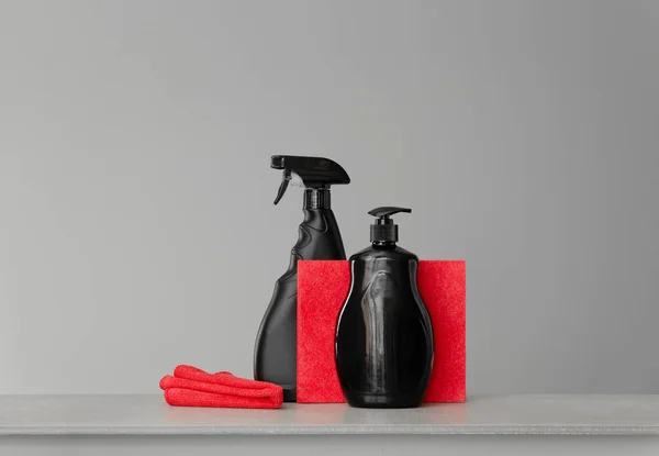 Conjunto Ferramentas Ferramentas Vermelhas Pretas Para Limpar Cozinha Fundo Neutro — Fotografia de Stock