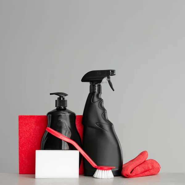 台所の掃除用とツールの赤と黒のセットです 中立的な背景 コピー スペース — ストック写真