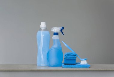 Mavi temizlik gri arka plan üzerinde ayarlayın. Temizlik araçları ve ürünleri. Kopya alanı.