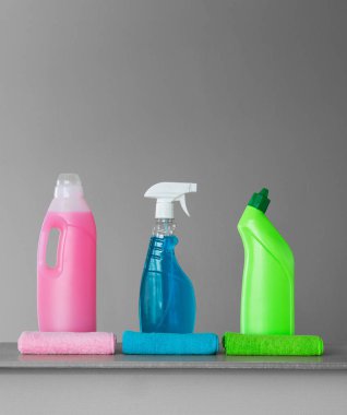 Yeşil bahar temizliği için ayarlayın. Nötr arka plan, metin için yer.