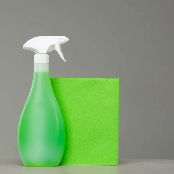 Καθαρισμός Μπουκάλι Πράσινο Ψεκασμού Πλαστική Θήκη Και Πανί Για Σκόνη — Φωτογραφία Αρχείου