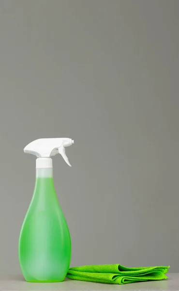 Rengöring Grön Sprayflaska Med Plast Dispenser Och Trasa För Damm — Stockfoto
