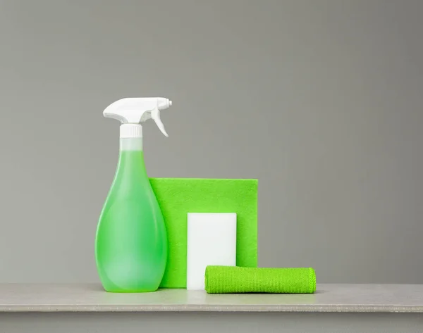 Rengöring Grön Sprayflaska Med Plast Dispenser Svamp Och Trasa För — Stockfoto