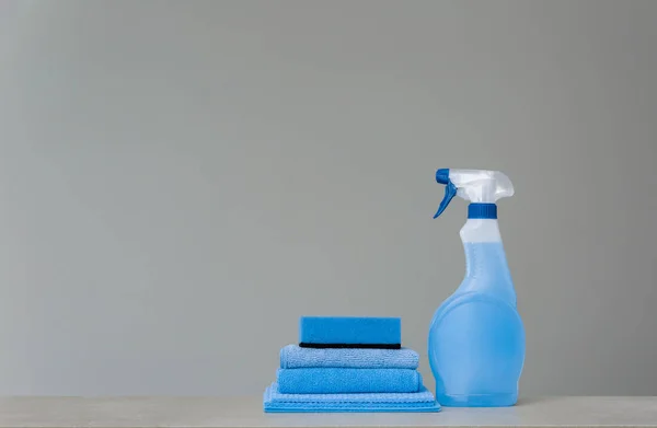Limpeza Frasco Spray Azul Com Dispensador Plástico Esponja Pano Para — Fotografia de Stock