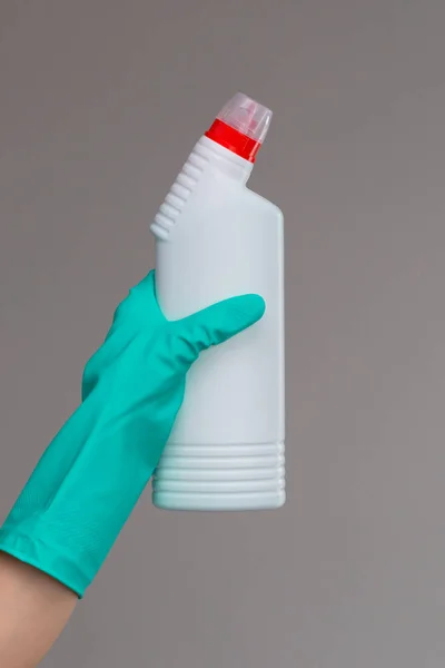 Una Mano Guante Goma Sostiene Una Botella Detergente Plomería Sobre — Foto de Stock