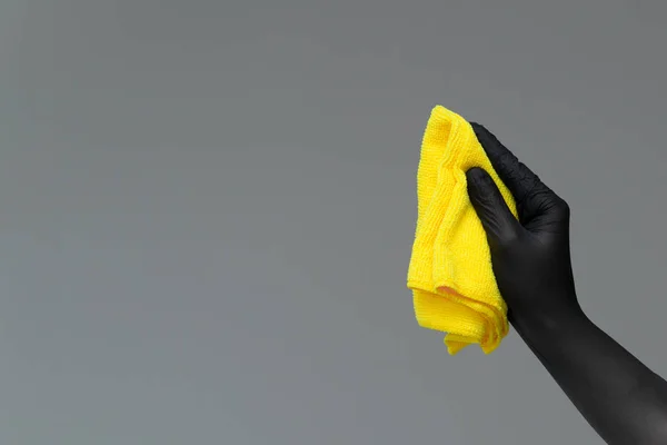 一只手在橡胶手套举行一个明亮的超细纤维除尘器在一个中性的背景 明亮的弹簧概念 春季清洁 — 图库照片