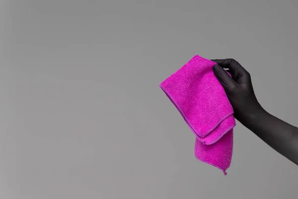 Hand Handske Rymmer Ljusa Microfiber Duster Neutral Bakgrund Begreppet Ljusa — Stockfoto