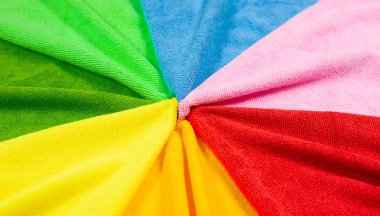 Ev temizliği için parlak mikrofiber bezler kümesi.