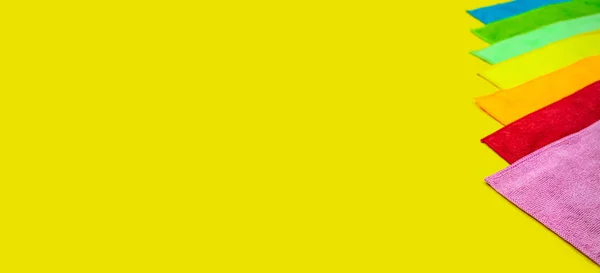 Bunte Mikrofaser Staubtücher Liegen Auf Einem Leuchtend Gelben Hintergrund Set — Stockfoto