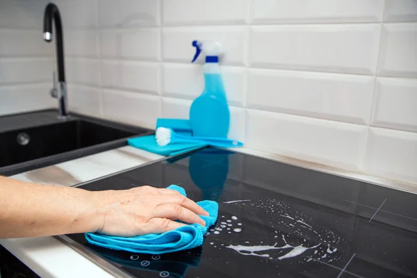 Mano Una Mujer Con Paño Microfibra Azul Frota Una Placa — Foto de Stock