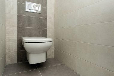 Modern banyoda beyaz klozet