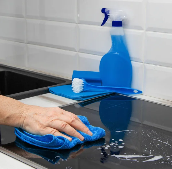 Woman Hand Blue Microfiber Cloth Rubs Glass Ceramic Plate Kitchen — Stock Photo, Image