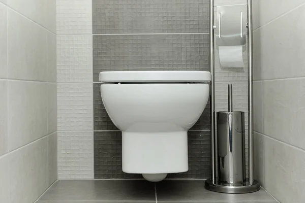 Белая Унитаз Современной Ванной Комнате Держателем Бумаги Туалетной Щеткой — стоковое фото