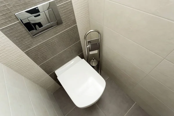 Kağıt tutucu ve tuvalet fırçası ile modern banyo beyaz klozet.