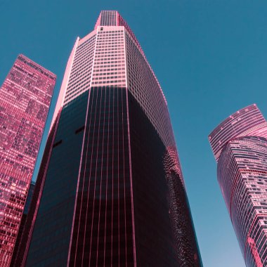 Modern yüksek yükselen gökdelen yukarı doğru mavi gökyüzü - mimari detay arka planda mavi ve yaşam mercan renkler aracılığıyla görüntülemek.