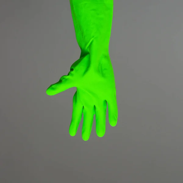 Uma Mão Luva Borracha Protetora Colorida Conceito Limpeza Primavera — Fotografia de Stock