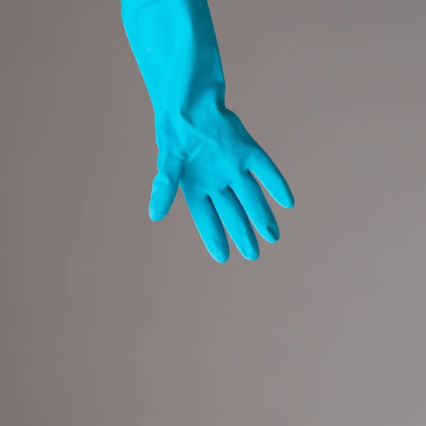 Uma Mão Luva Borracha Protetora Colorida Conceito Limpeza Primavera — Fotografia de Stock