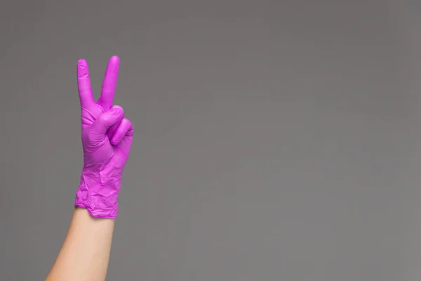 Χέρι Γάντι Χειρουργείου Δείχνει Δύο Δάχτυλα Ουδέτερο Φόντο Χώρο Αντίγραφο — Φωτογραφία Αρχείου