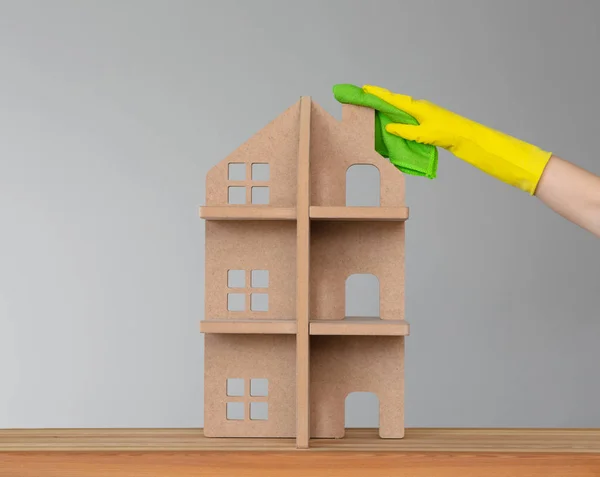 Een Vrouw Hand Een Rubber Handschoen Wast Het Symbolische Huis — Stockfoto