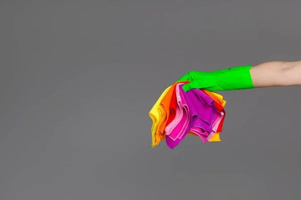 一只手在橡胶手套举行一套彩色的超细纤维布上的中性背景 明亮的春天的概念 春季清洁 — 图库照片