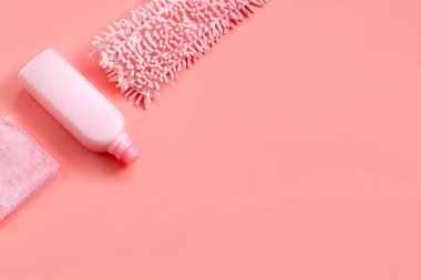 Paspas, bez ve deterjan-pembe pembe arka plan bahar temizliği için ayarlayın. Kopya alanı.