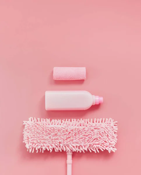 Mop Тряпка Моющее Средство Розовый Набор Розовом Фоне Весенней Очистки — стоковое фото