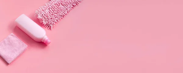 抹布和洗涤剂粉红色设置的春季清洁 顶部视图 文本的位置 — 图库照片