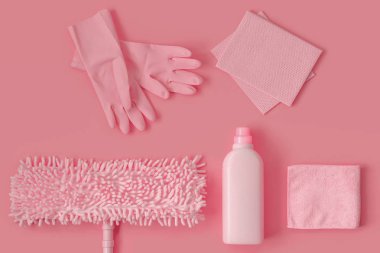 Temizleme seti pembe bir arka plan üzerinde evde pembe.