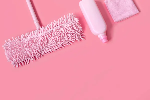 抹布和洗涤剂粉红色设置在粉红色的背景上 用于春季清洁 复制空间 — 图库照片