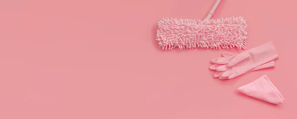 抹布和橡胶手套 粉红色设置在粉红色的背景上 用于春季清洁 复制空间 — 图库照片