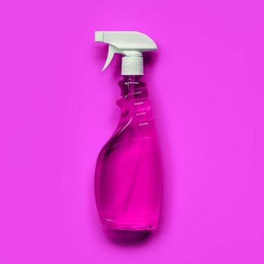 Renkli arka planda pencere temizleyici ile Şeffaf sprey şişesi. Üst görünüm.