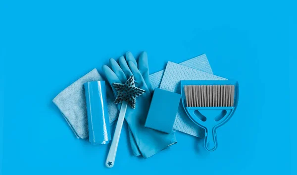 蓝色设置在房子里的春季清洁 橡胶手套 刷子和一个铲子与扫帚 顶部视图 文本的位置 — 图库照片