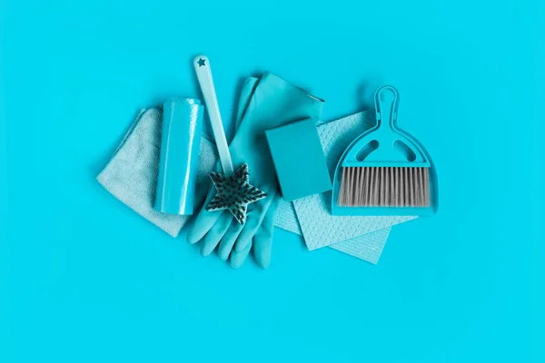 蓝色设置在房子里的春季清洁 橡胶手套 刷子和一个铲子与扫帚 顶部视图 文本的位置 — 图库照片