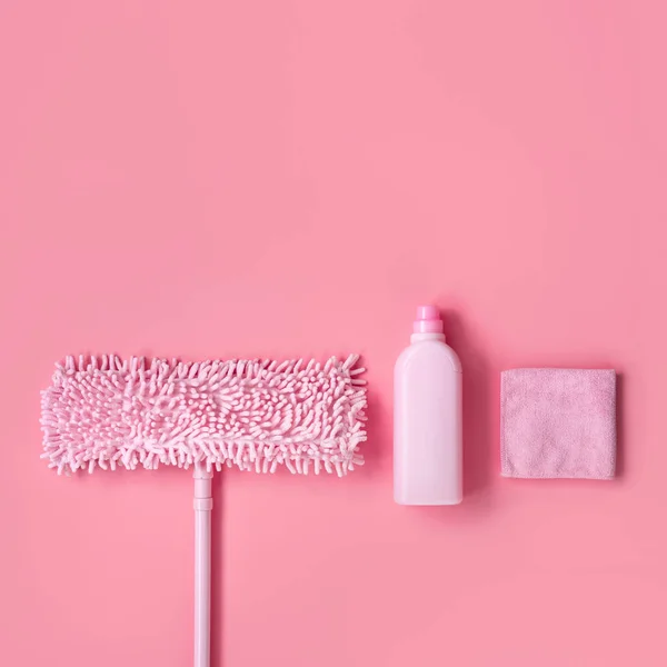 Evde pembe arka planda pembe Temizleme Kiti. Boşluk Kopyala.