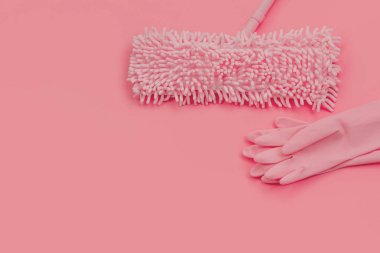 MOP ve Kauçuk eldivenler-bahar temizliği için pembe arka planda pembe set. Boşluk Kopyala.